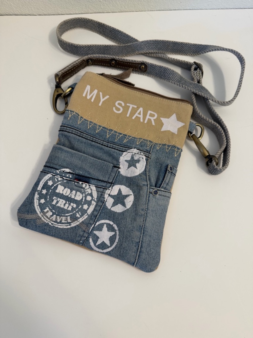 Travelteli denim cross body purse. Star design. Zipper closure